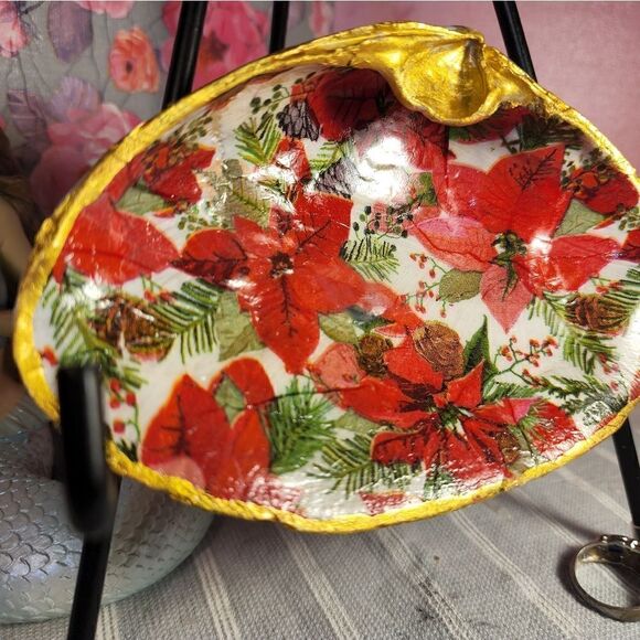 DECOUPAGE CLAM SHELL DECOUPAGE CHRISTMAS POINSETTIA ON A CLAM SHELL TRINKET DISH - Picture 2 of 10